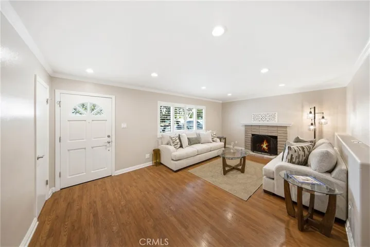 Livingroom with wonderful fireplace