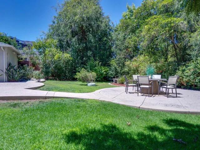 495 Arboleda Drive, Los Altos, California 94024
