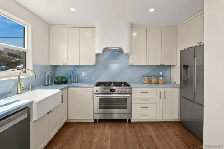 3911 California, San Diego, California 92110