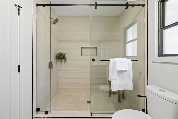 Primary shower- sooo big!