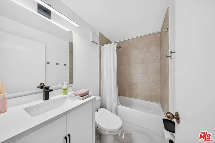 600 W 9th Street 913, Los Angeles, California 90015