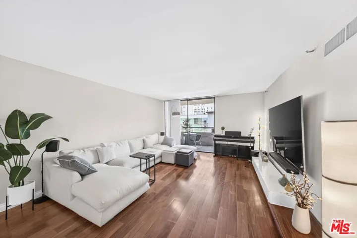 600 W 9th Street 913, Los Angeles, California 90015