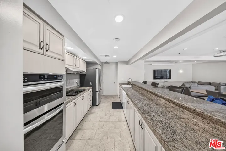 600 W 9th Street 913, Los Angeles, California 90015