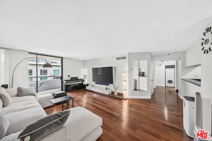 600 W 9th Street 913, Los Angeles, California 90015