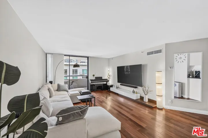 600 W 9th Street 913, Los Angeles, California 90015
