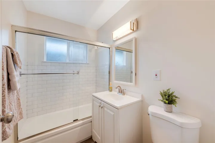 Main bathroom. Shower/tub combo.