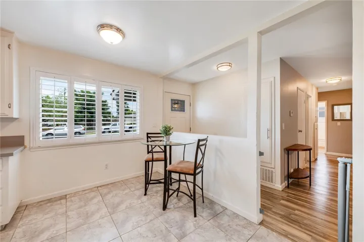 Kitchen Eat-in dining area.