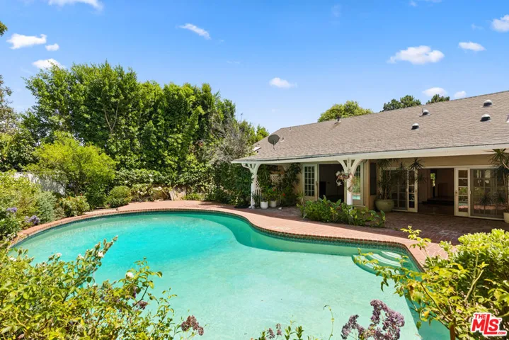 16011 Meadowcrest Road, Los Angeles, California 91403