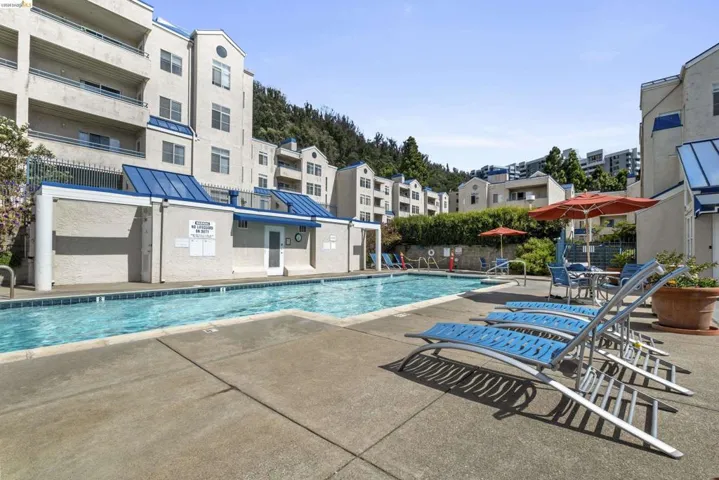 Outdoor swimming pool with integrated spa, surrounded by a concrete deck