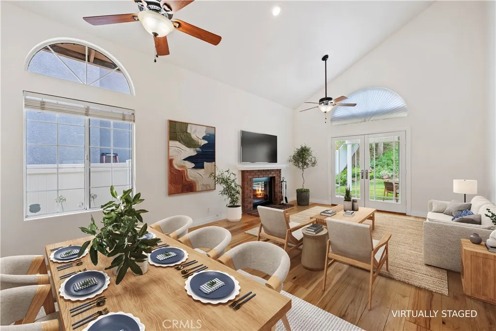 Good-size living room & dining area for entertaining.
