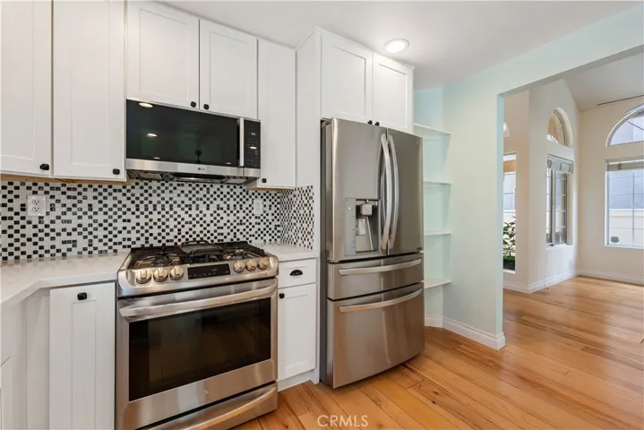 Stainless steel appliances & open deep shelving