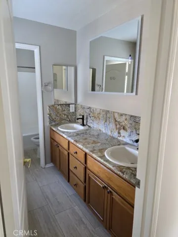 2ND FLOOR HALL BATH
