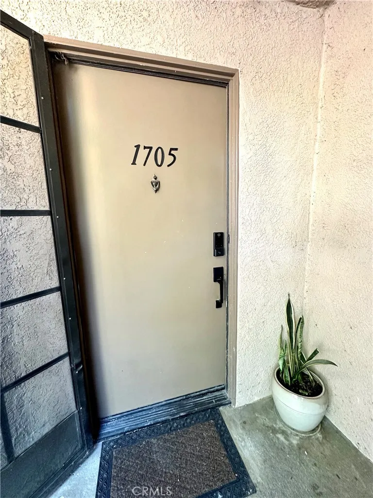 Welcome home!  Private entrance with touch code entry & a screen door for the ocean breeze