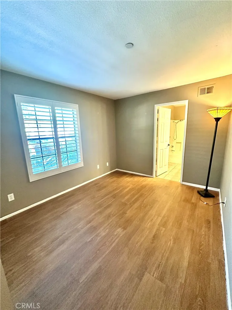 Spacious & bright 2nd bedroom with secondary full bath attached
