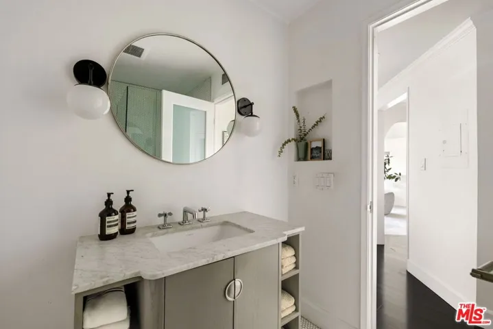 8455 Fountain Avenue 301, West Hollywood, California 90069