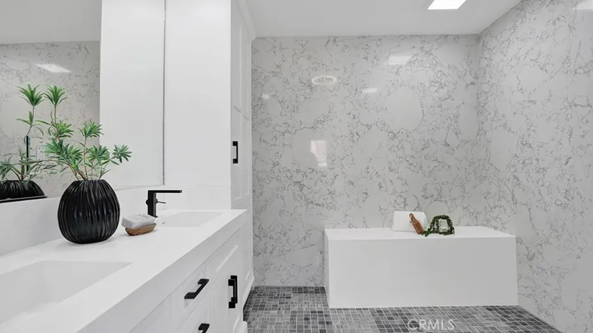 2747 E Ocean Boulevard, Long Beach, California 90803