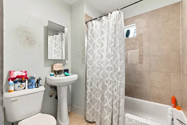 2nd unit bathroom
