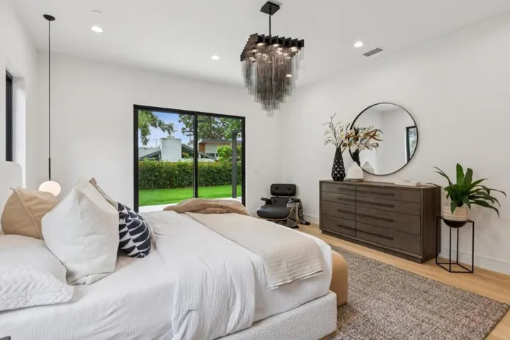 743 Edge Lane, Los Altos, California 94024