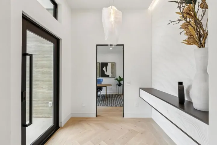 743 Edge Lane, Los Altos, California 94024