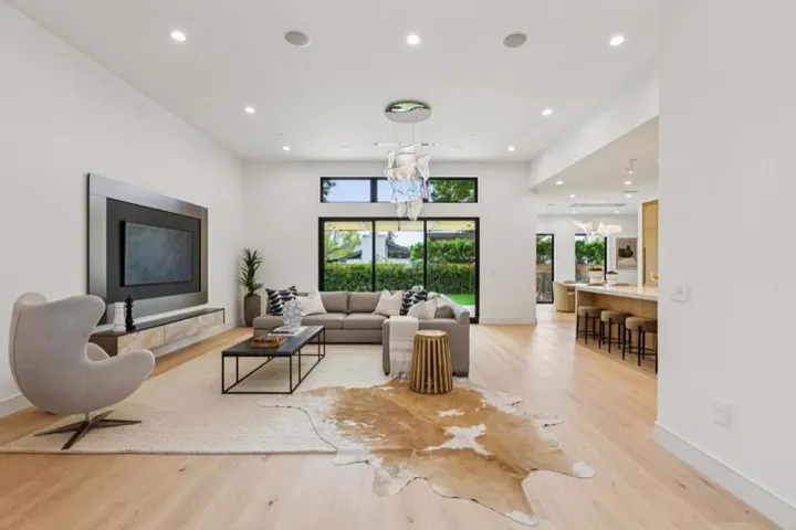 743 Edge Lane, Los Altos, California 94024