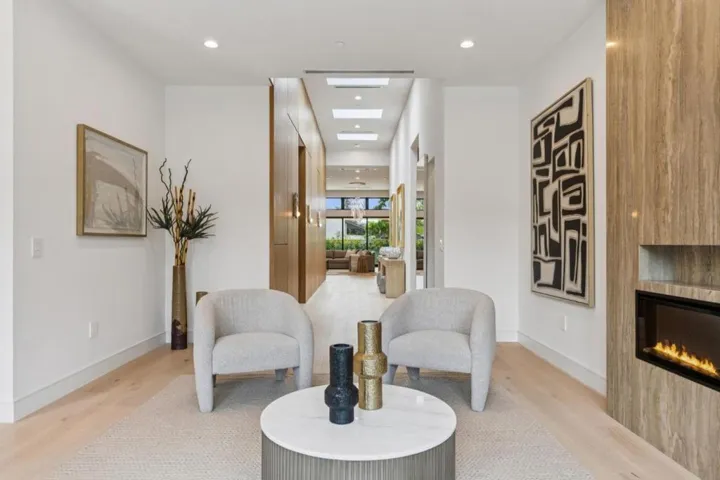 743 Edge Lane, Los Altos, California 94024
