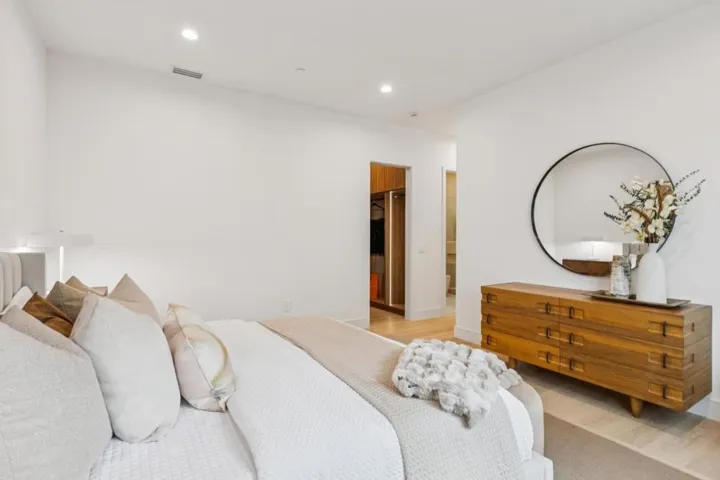 743 Edge Lane, Los Altos, California 94024