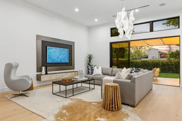 743 Edge Lane, Los Altos, California 94024