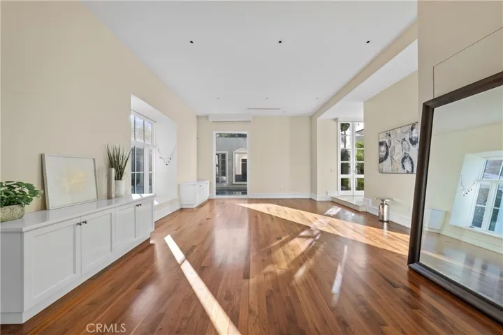 1049 Oak Grove, San Marino, California 91108