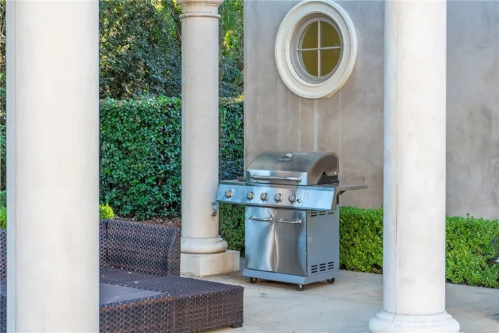 1049 Oak Grove, San Marino, California 91108