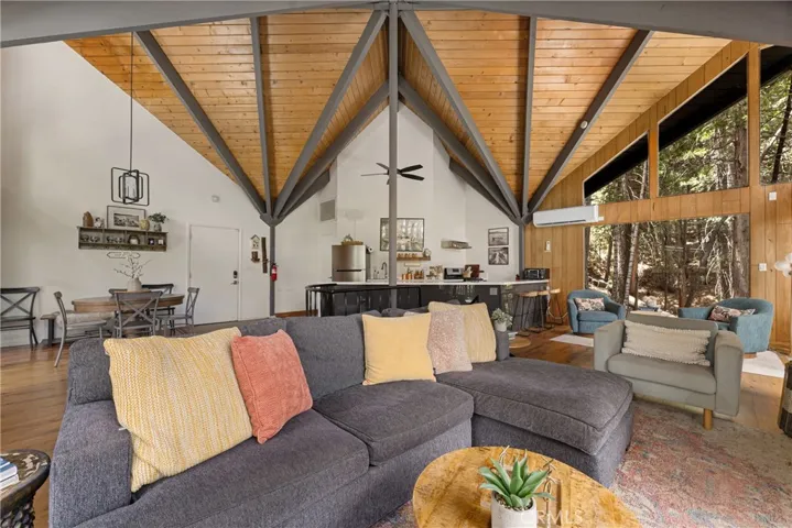 476 Annandale, Lake Arrowhead, California 92352