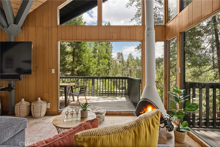 476 Annandale, Lake Arrowhead, California 92352