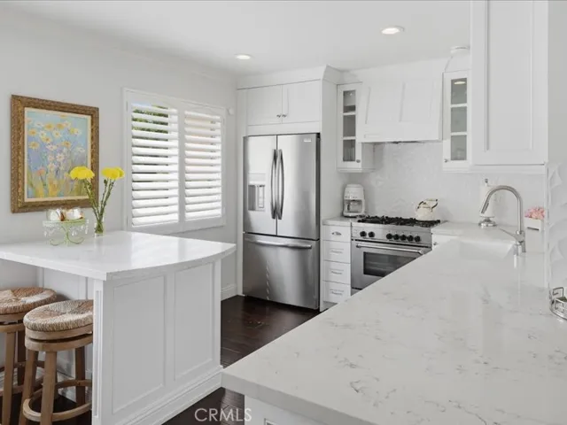 9735 Via Roma, Burbank, California 91504