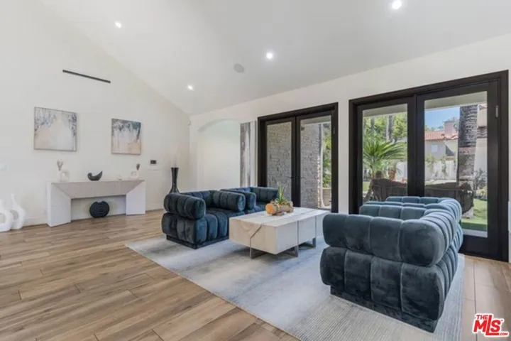 17520 Embassy Drive, Los Angeles, California 91316