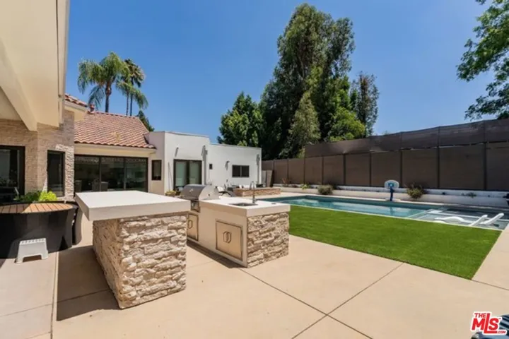 17520 Embassy Drive, Los Angeles, California 91316