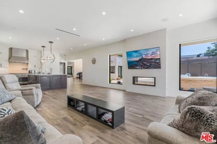 17520 Embassy Drive, Los Angeles, California 91316