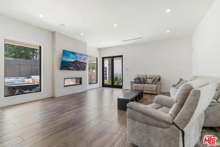 17520 Embassy Drive, Los Angeles, California 91316