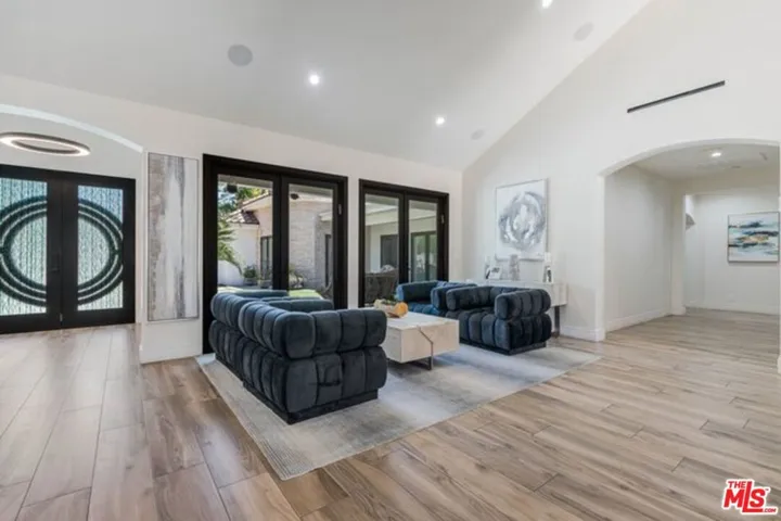 17520 Embassy Drive, Los Angeles, California 91316