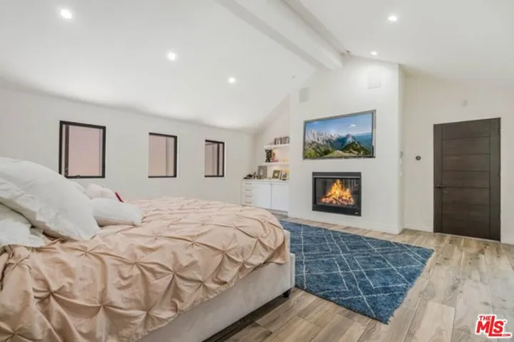 17520 Embassy Drive, Los Angeles, California 91316