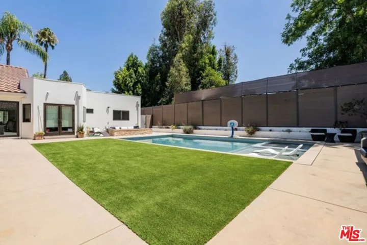 17520 Embassy Drive, Los Angeles, California 91316