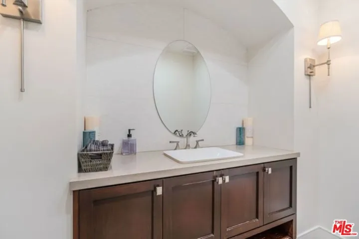 17520 Embassy Drive, Los Angeles, California 91316