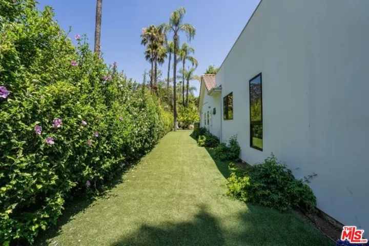 17520 Embassy Drive, Los Angeles, California 91316