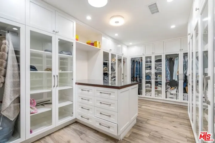 17520 Embassy Drive, Los Angeles, California 91316