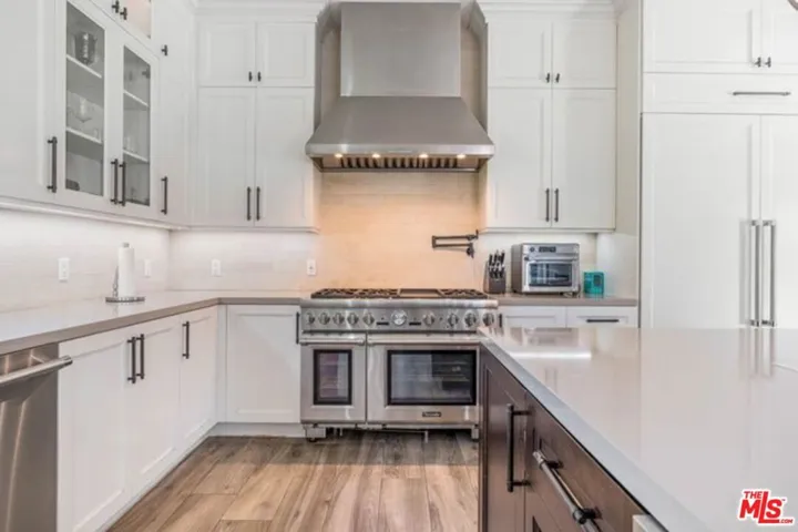 17520 Embassy Drive, Los Angeles, California 91316