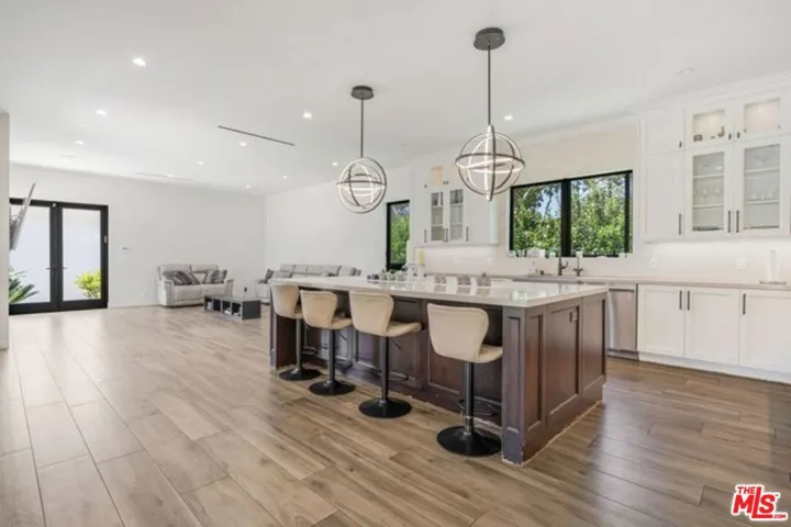 17520 Embassy Drive, Los Angeles, California 91316