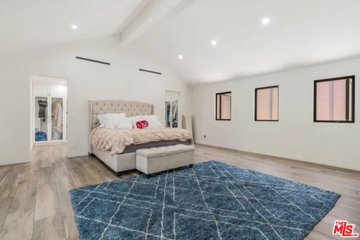 17520 Embassy Drive, Los Angeles, California 91316