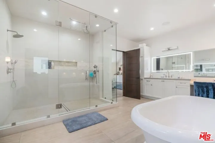 17520 Embassy Drive, Los Angeles, California 91316