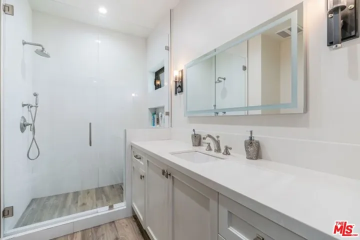 17520 Embassy Drive, Los Angeles, California 91316