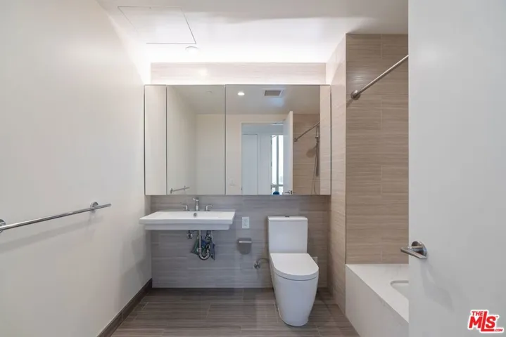 877 Francisco Street 4202, Los Angeles, California 90017