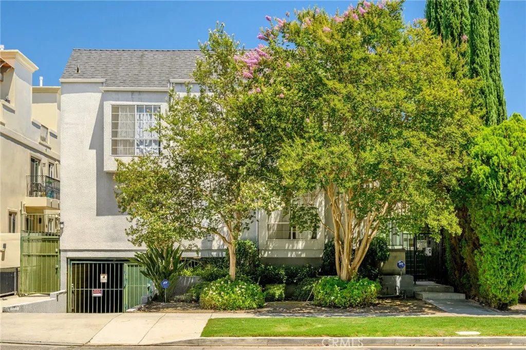 4328 Whitsett Ave