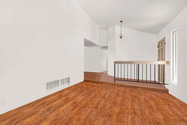https://zimg.paragon.ice.com/ParagonImages/Property/PA/SDMLS/-530527/24/533/400/898600e108dab4a03057ec79789853c1/3/da1ed2bc6af8faef5795cc0f2af405f6/-530527-1f01835b-f445-4e88-8f4f-7730d4e15cb3.JPG